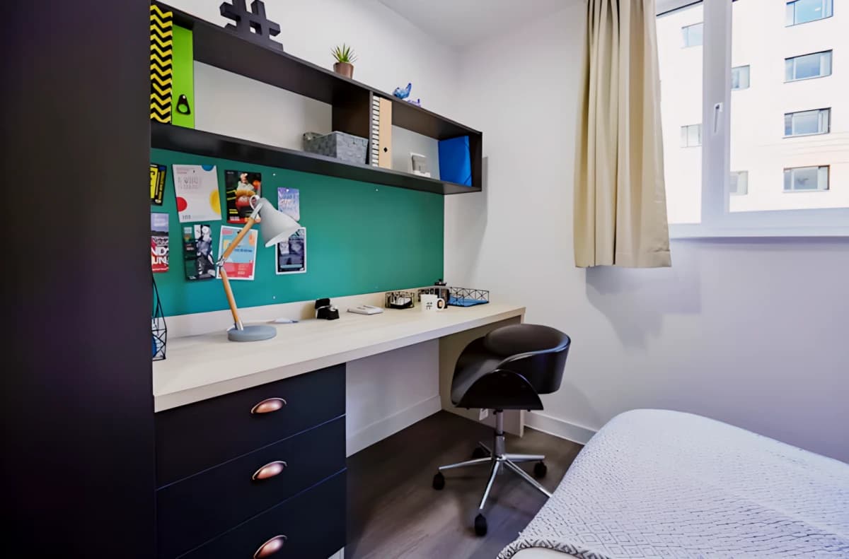 Mannequin House image