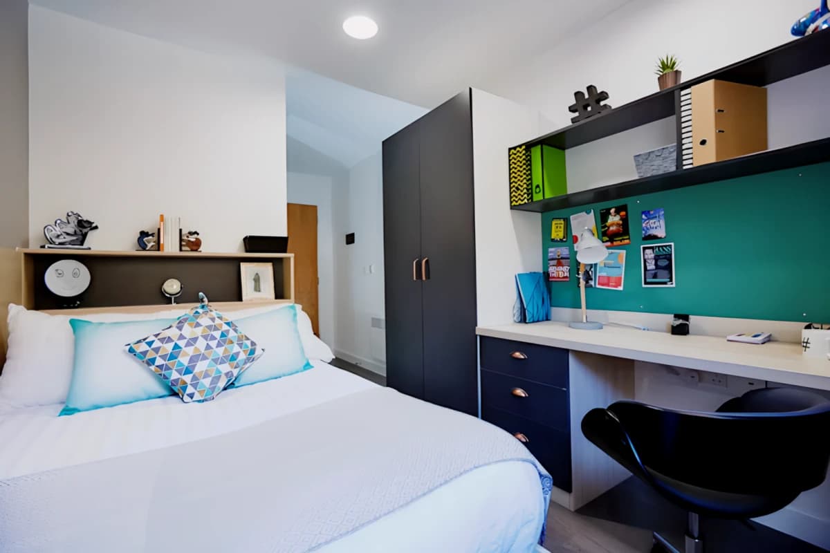 Mannequin House image 5