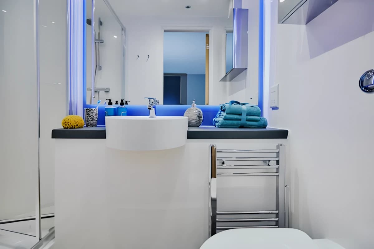 Mannequin House image