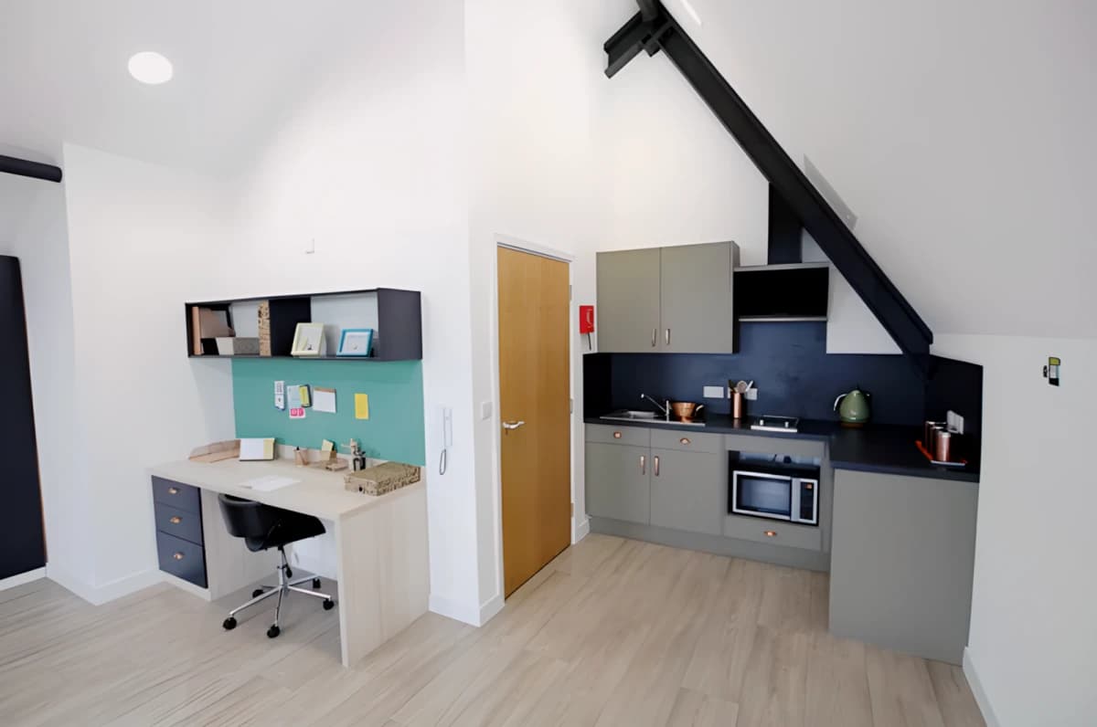 Mannequin House image