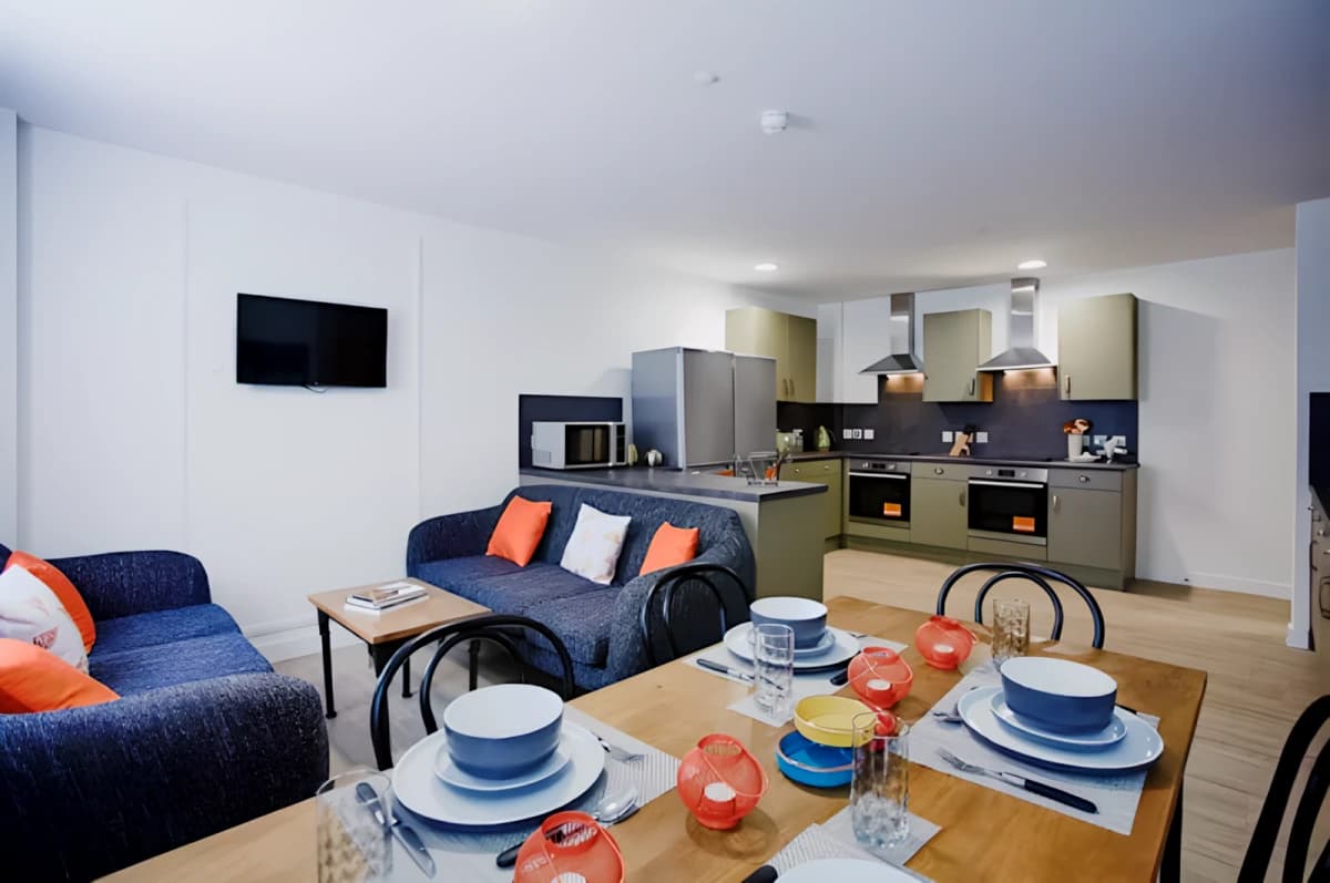 Mannequin House image