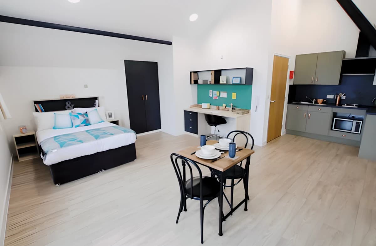 Mannequin House image