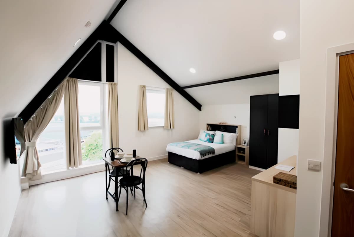 Mannequin House image