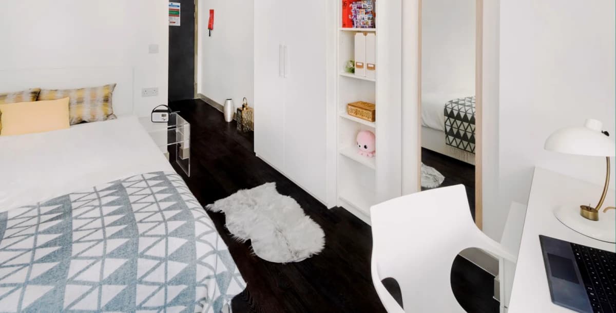 Lit Aldgate Residence image