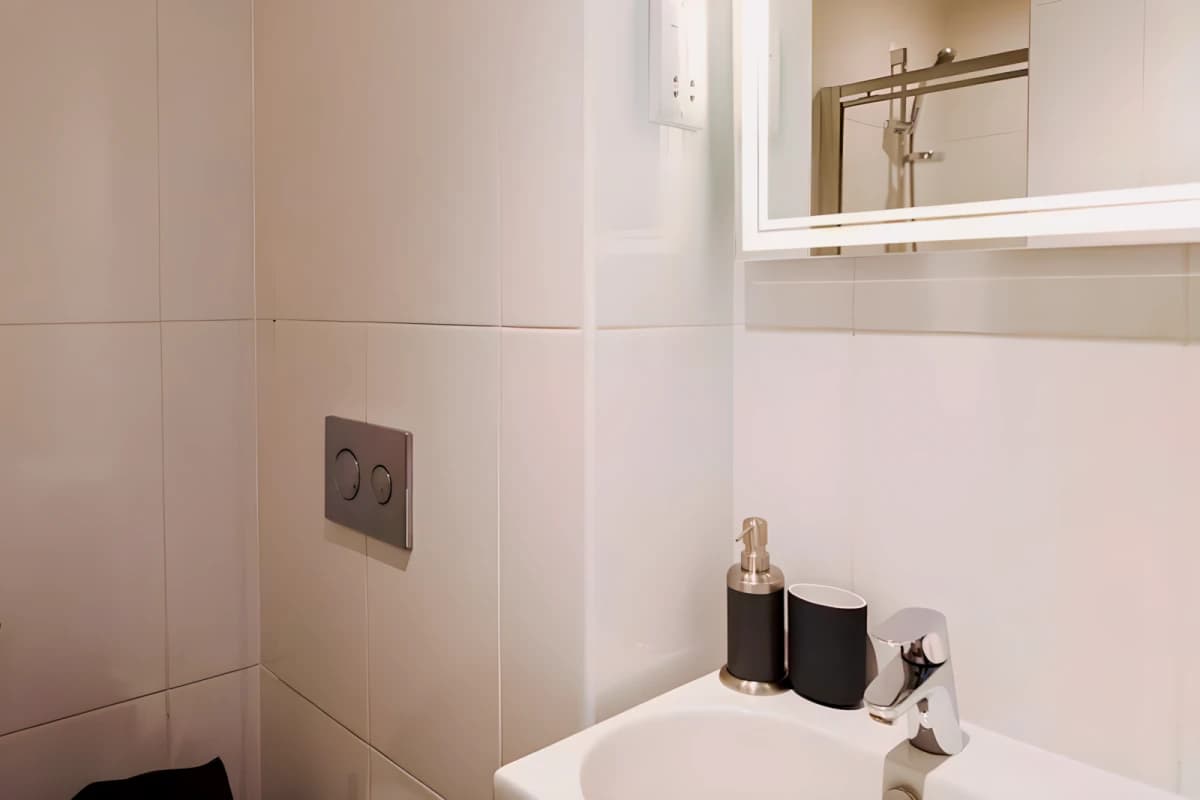 Lit Aldgate Residence image