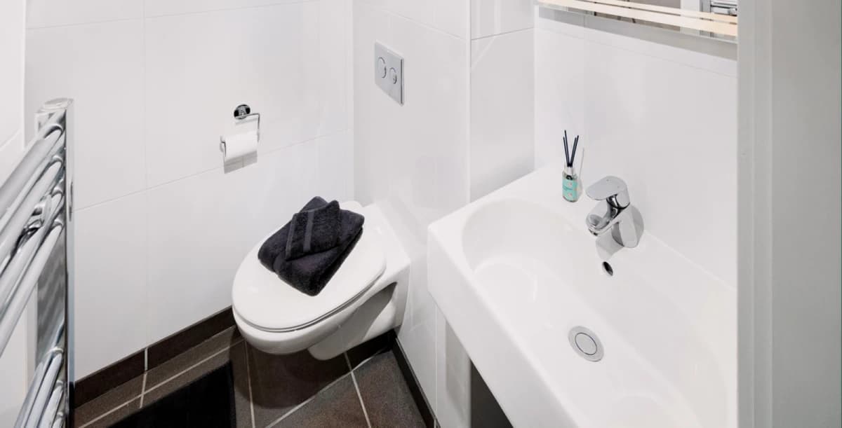 Lit Aldgate Residence image