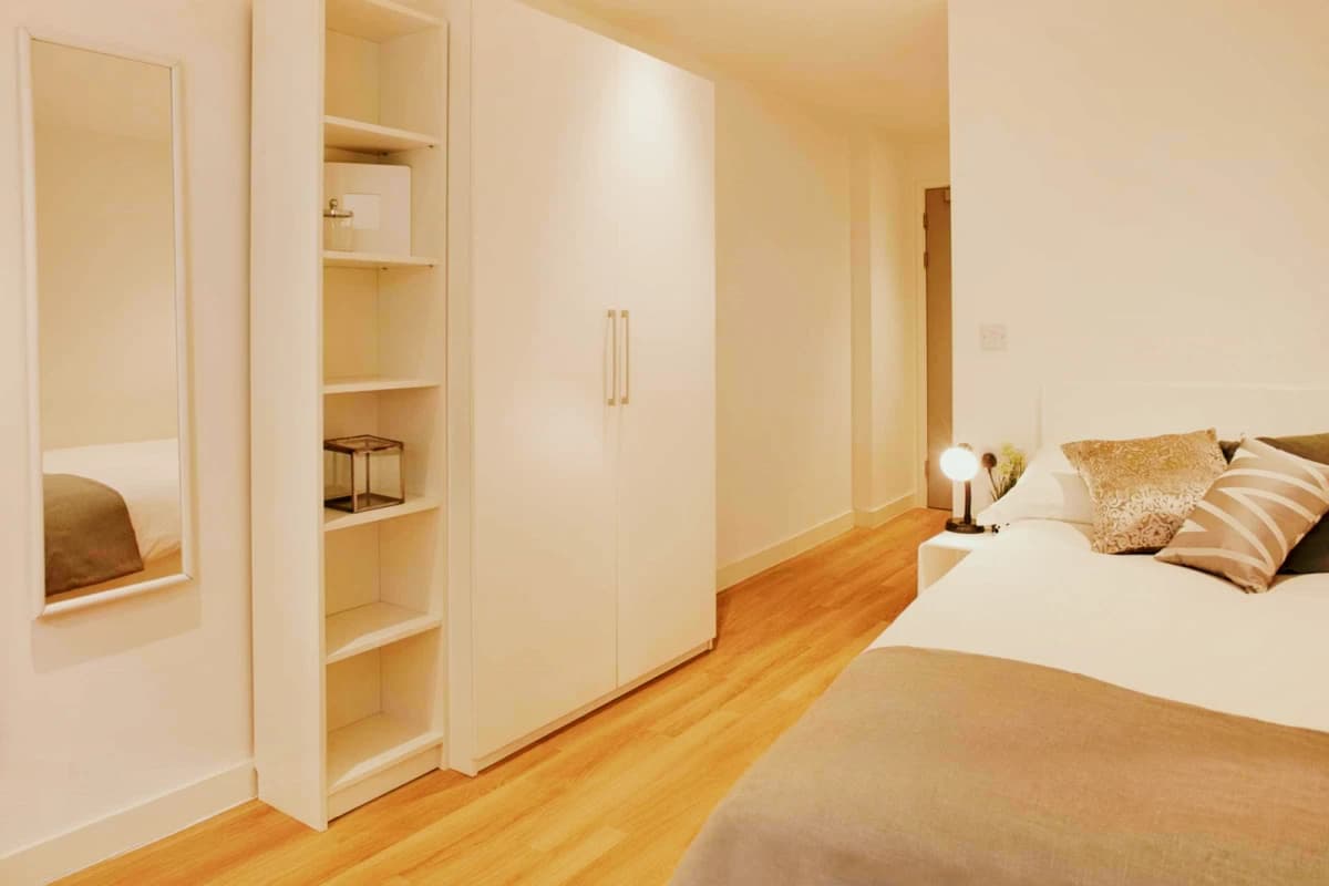 Lit Aldgate Residence image 5