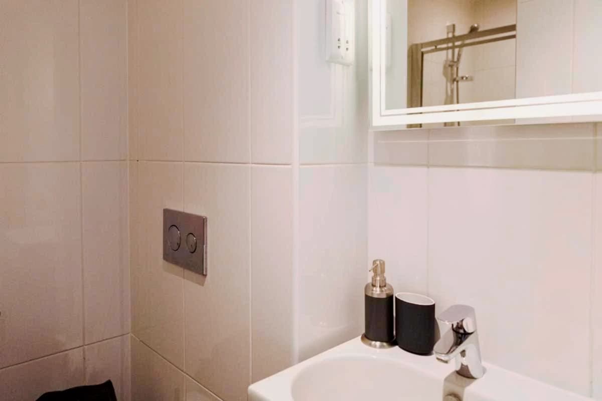 Lit Aldgate Residence image