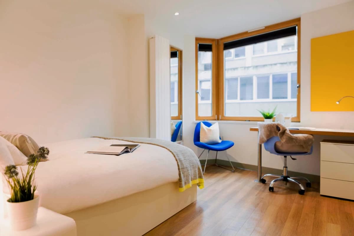 Lit Aldgate Residence image