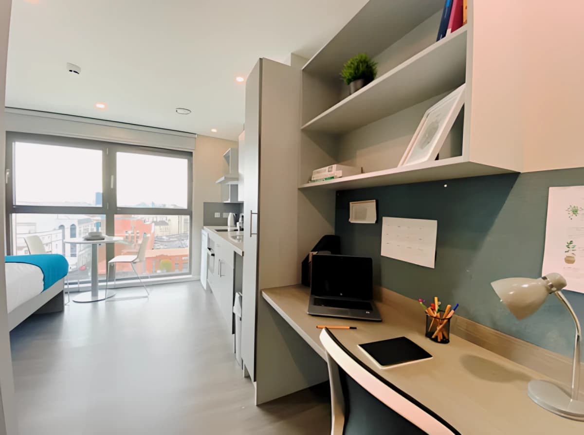 Studio bronze - city view (upper floors)