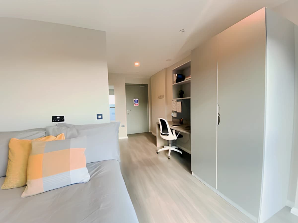 Ensuite Silver - Accessible
