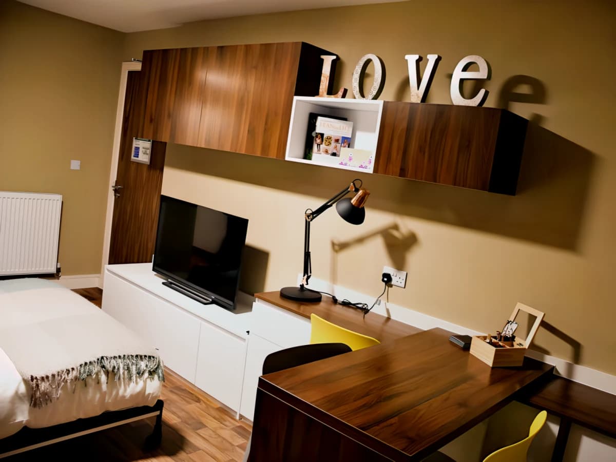 Deluxe Studio