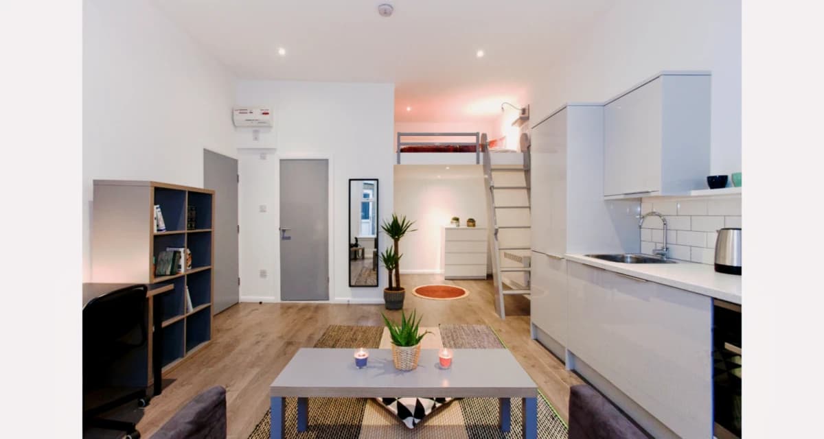 Lit Finsbury House image 4