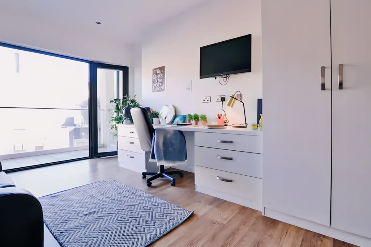 136 New Walk image 3