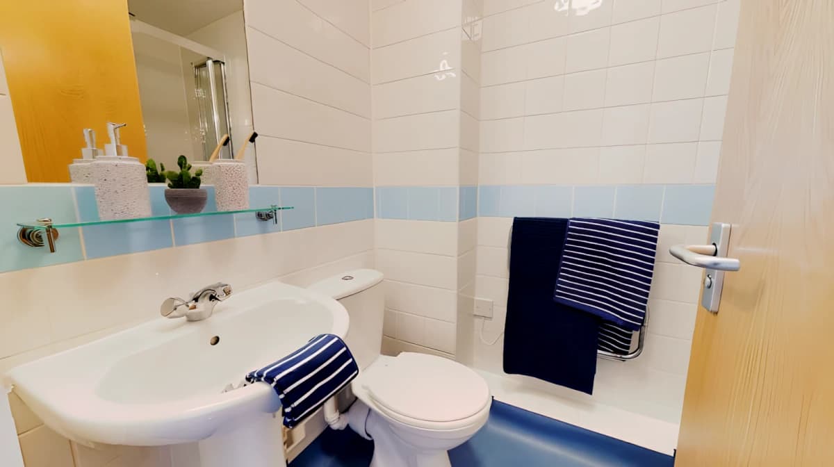 Silver En Suite