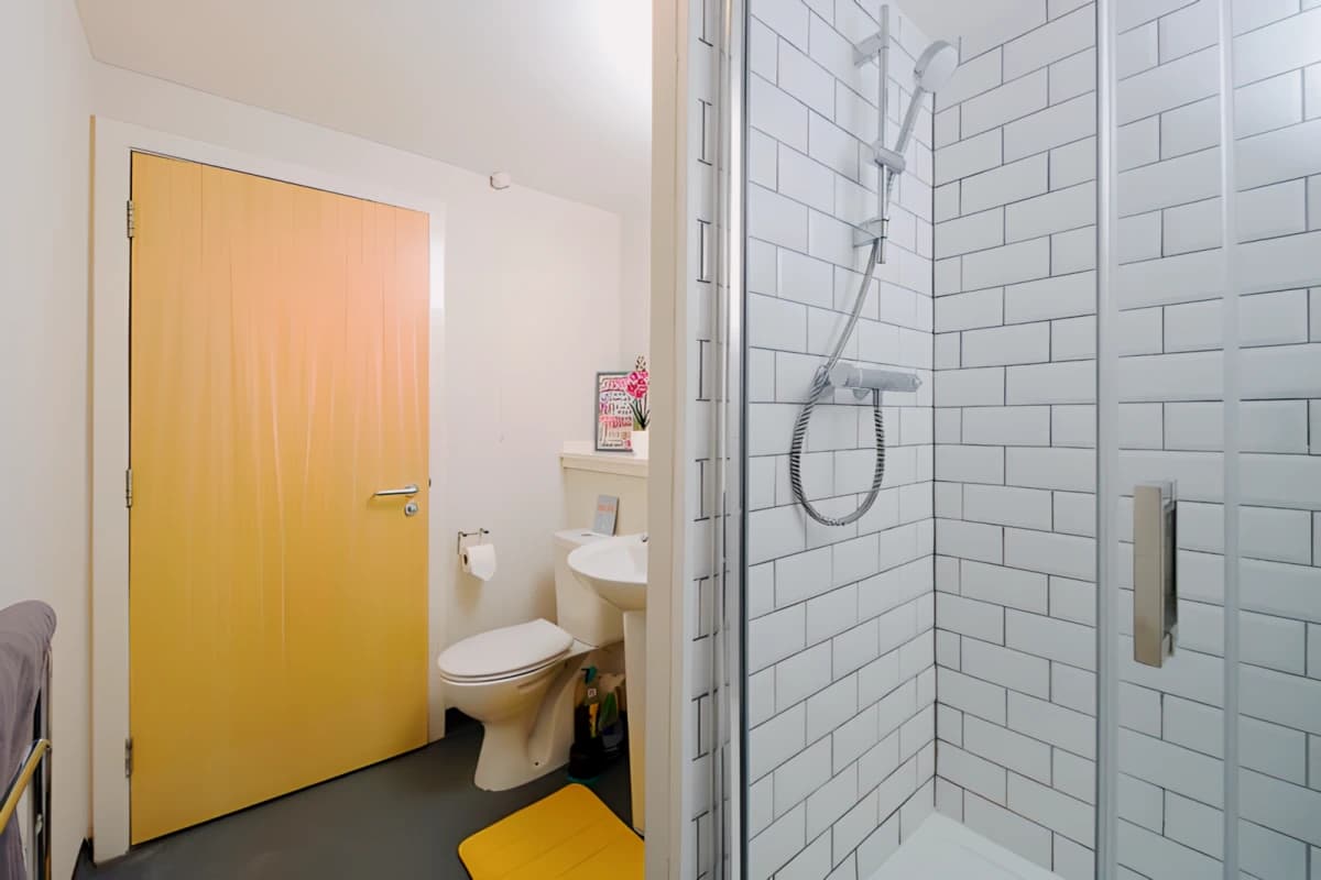 Refurbished Double Bed Flat