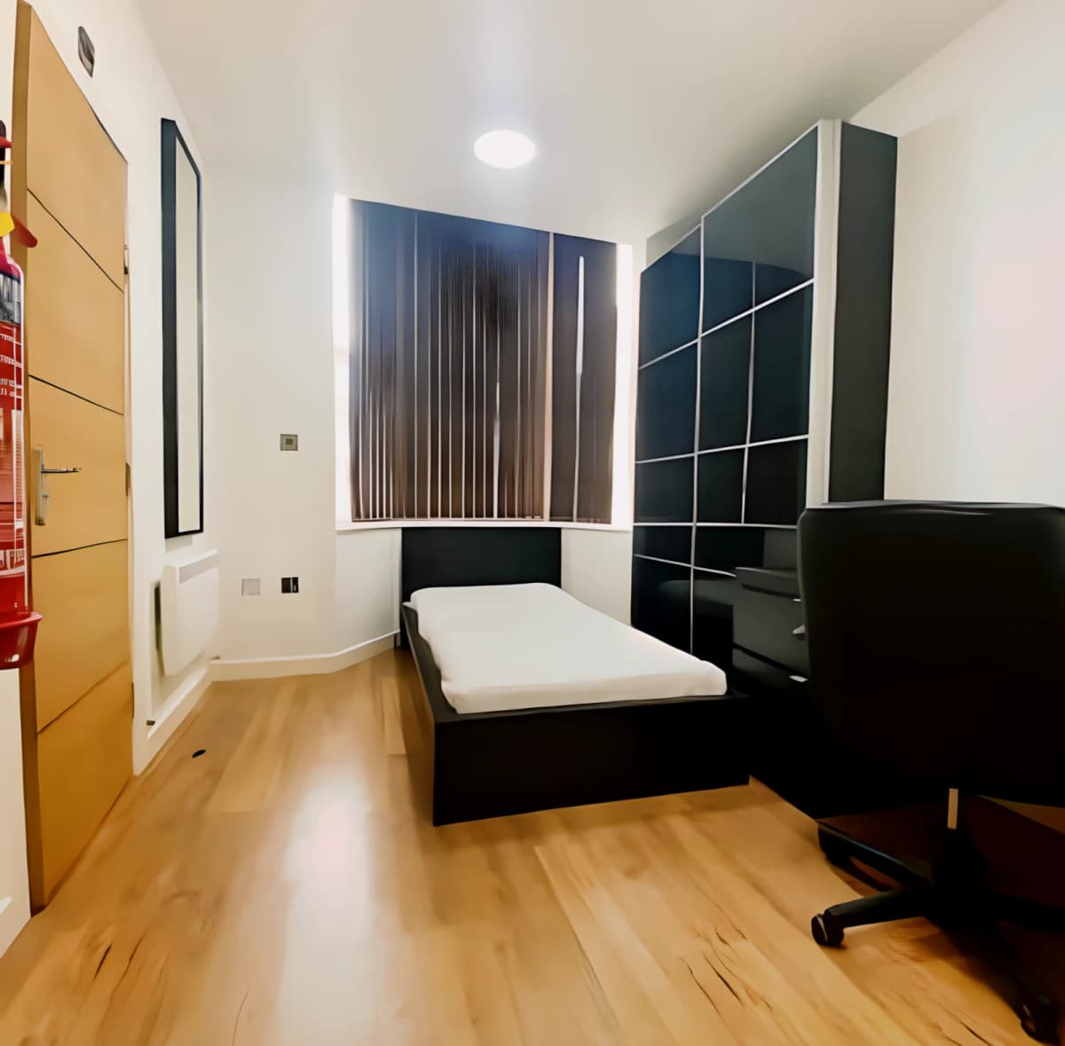 28 De Montfort Street image