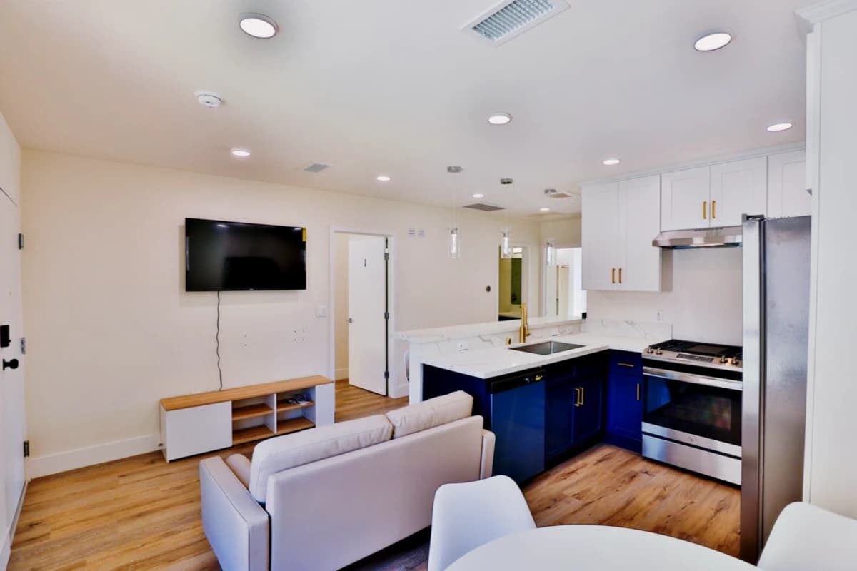 1118 W 37th Dr image 3