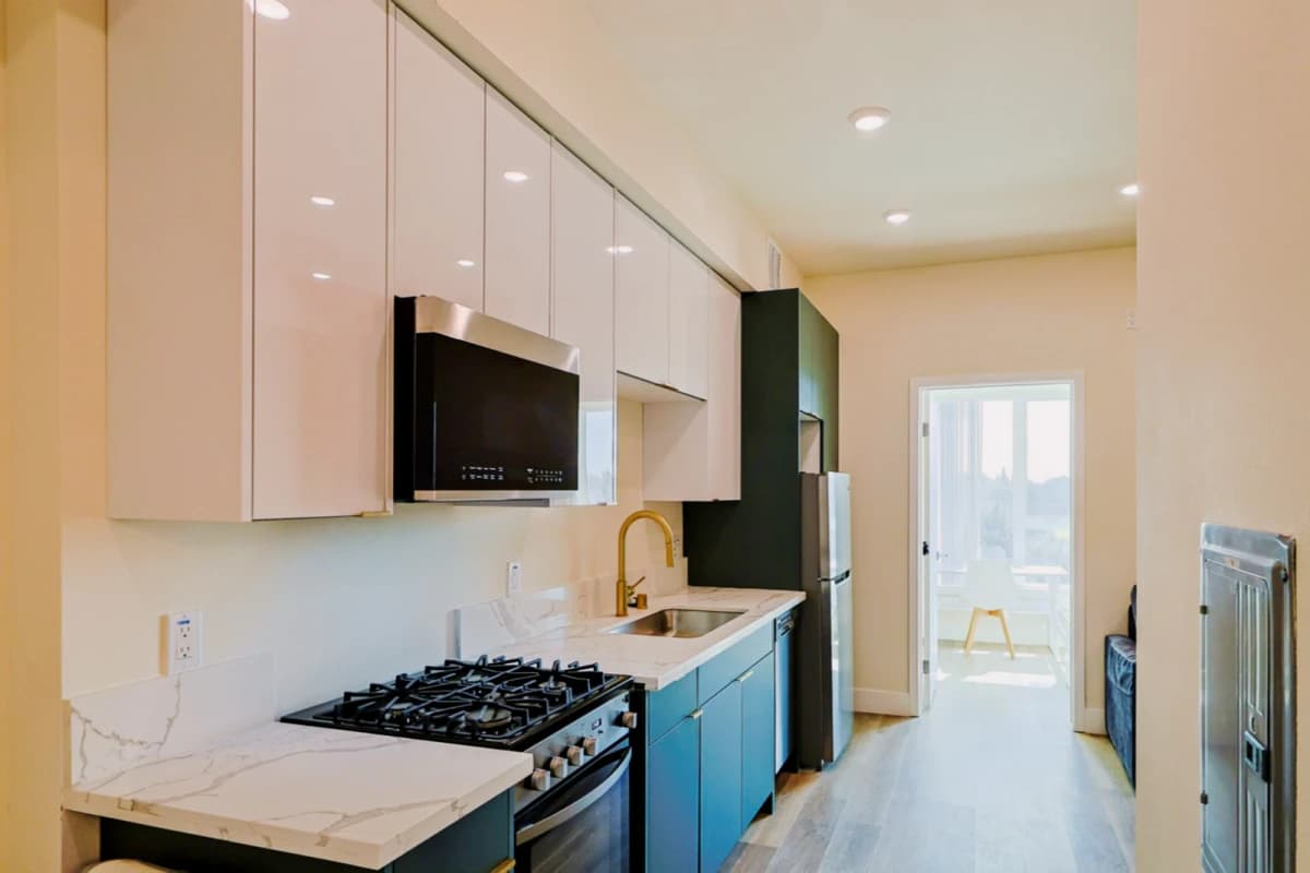 1317 W Jefferson Blvd image 5