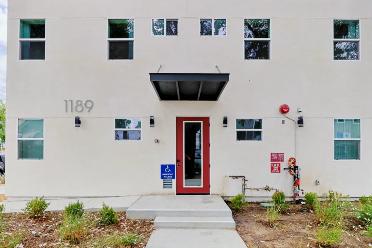 1189 W 37th Place