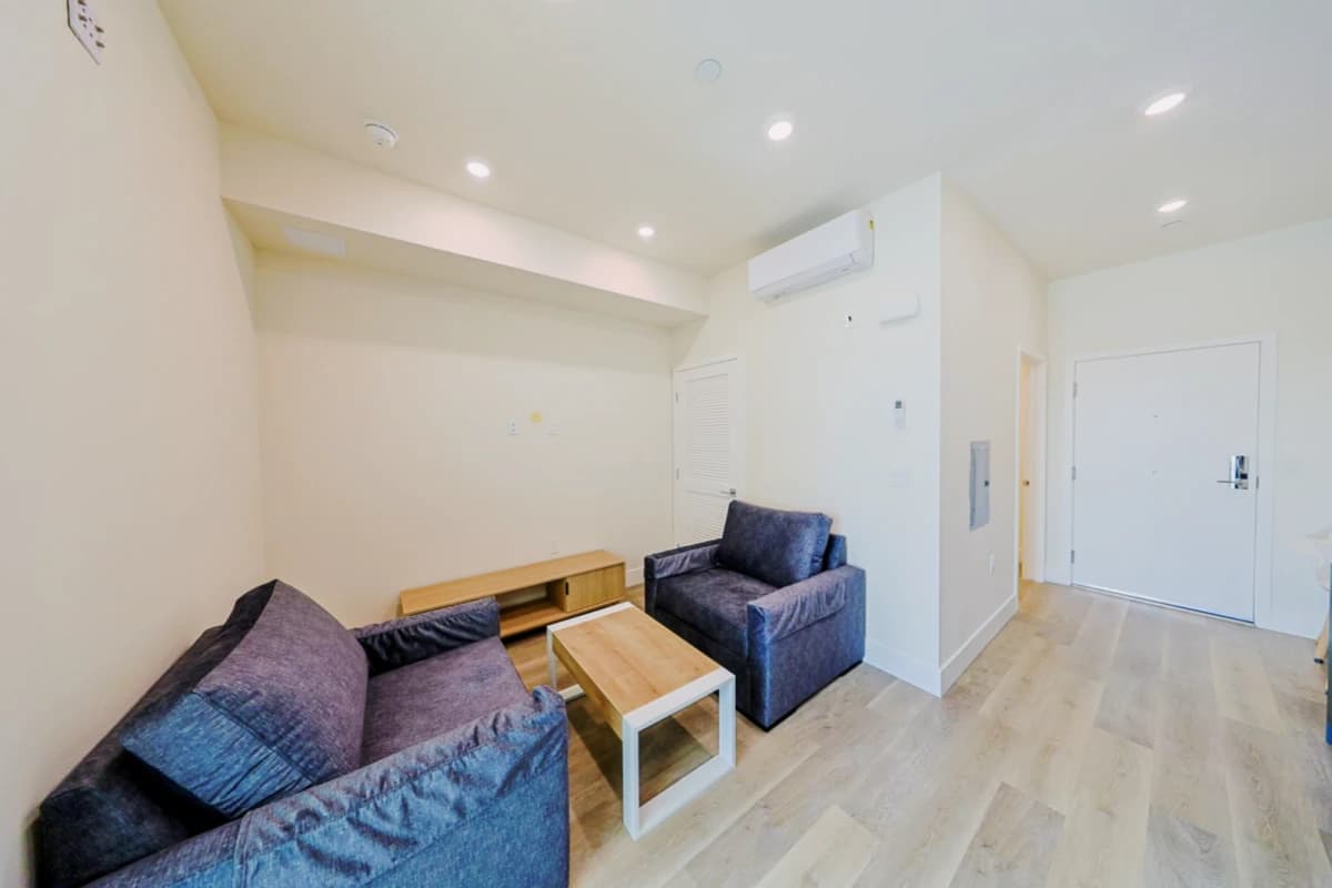 1317 W Jefferson Blvd image 3