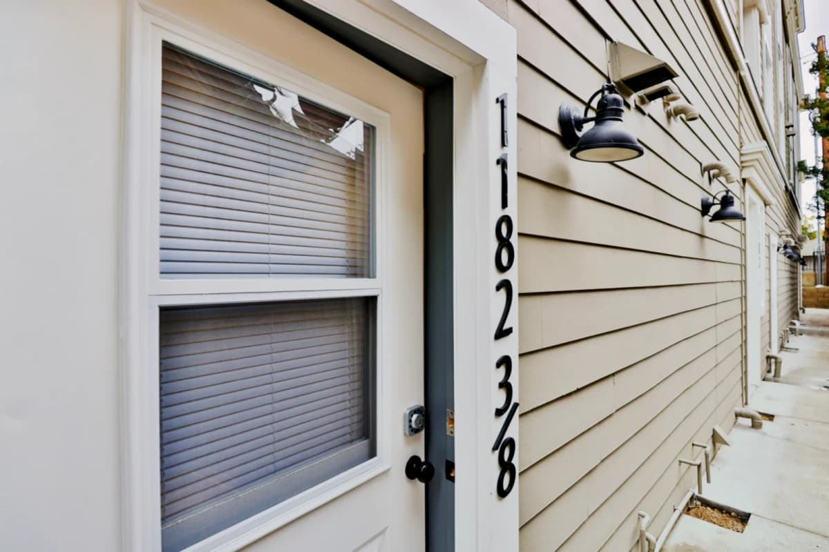 1182 1/2 W 37th Pl image 2