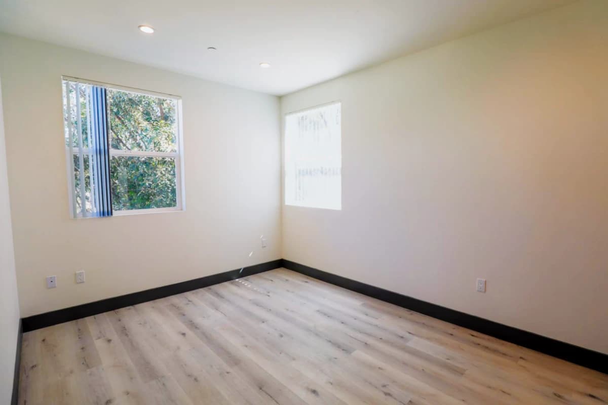 1182 1/2 W 37th Pl image