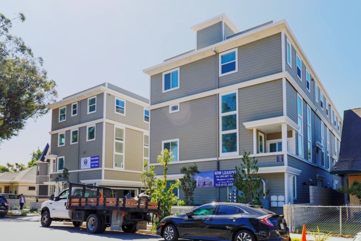 1182 1/2 W 37th Pl