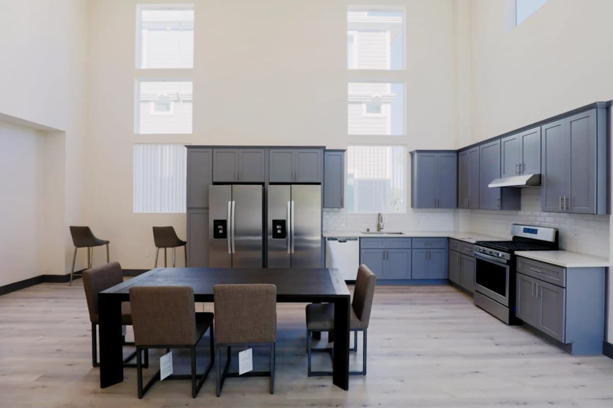 1182 1/2 W 37th Pl image 5