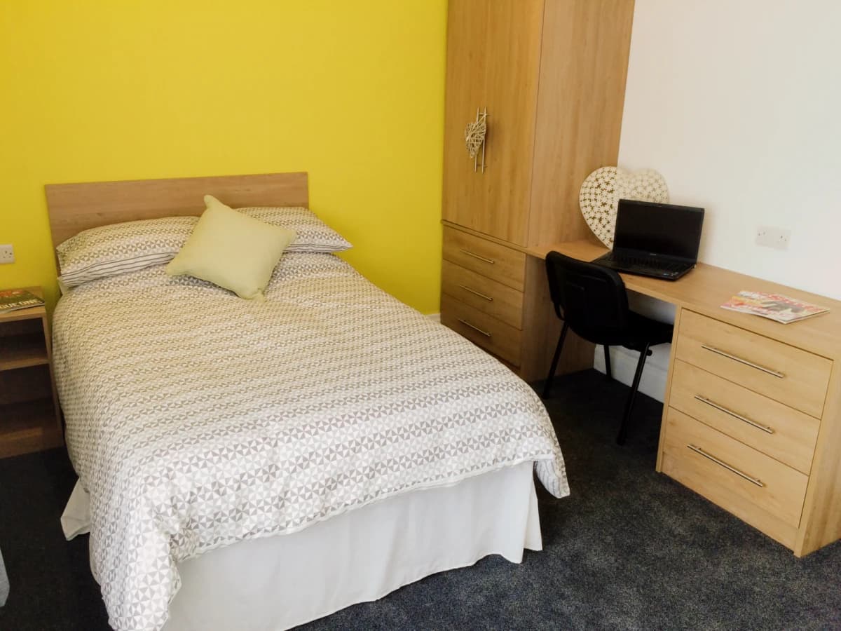 3 Bedrooms 1 bathroom
