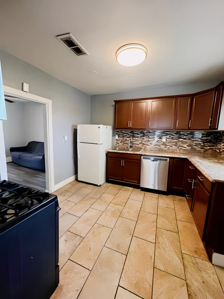 Large 2 Bedroom Apartment 2