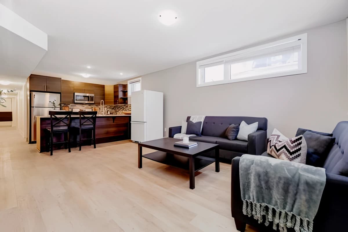 6 Bed 3 Bath- 1G-D