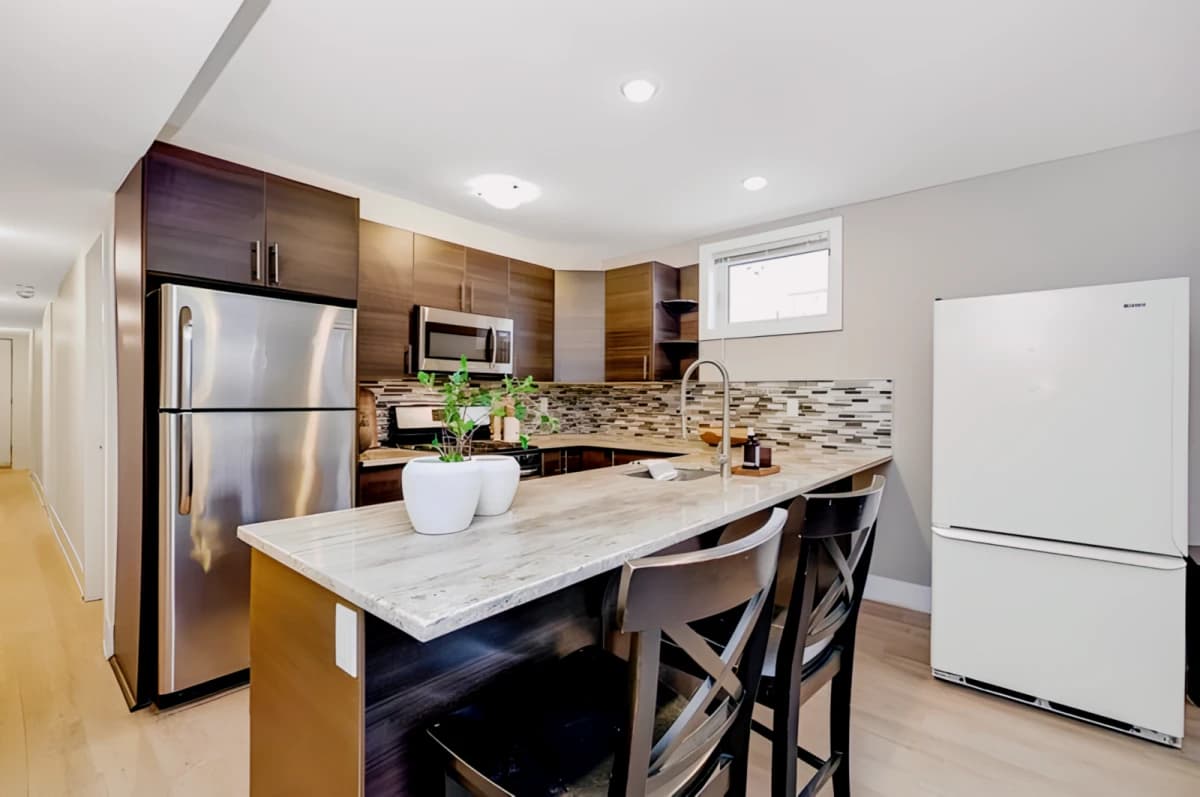 6 Bed 3 Bath- 1G-D