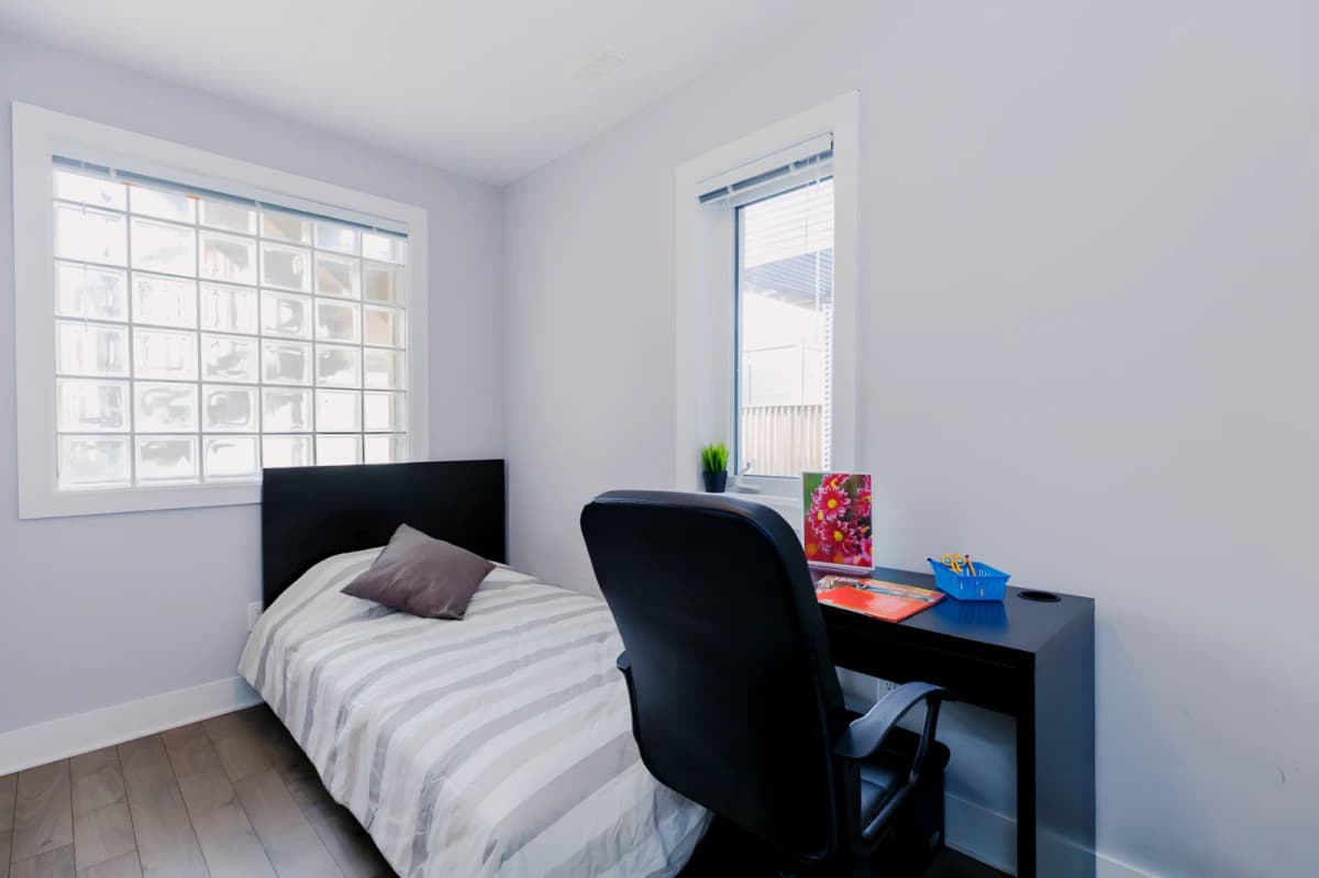 181 Henderson Unit : 1J