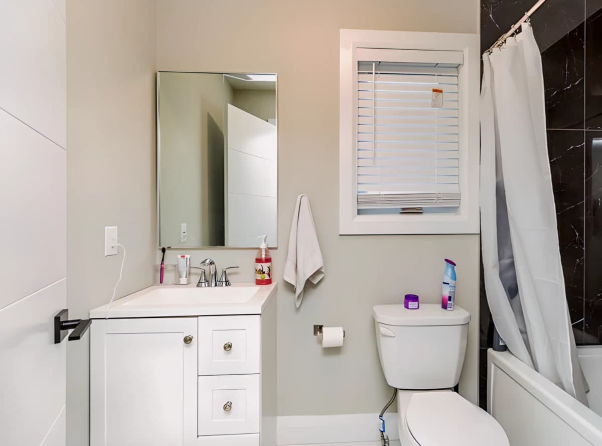 6 Bed 2 Bath- FRONT 1E