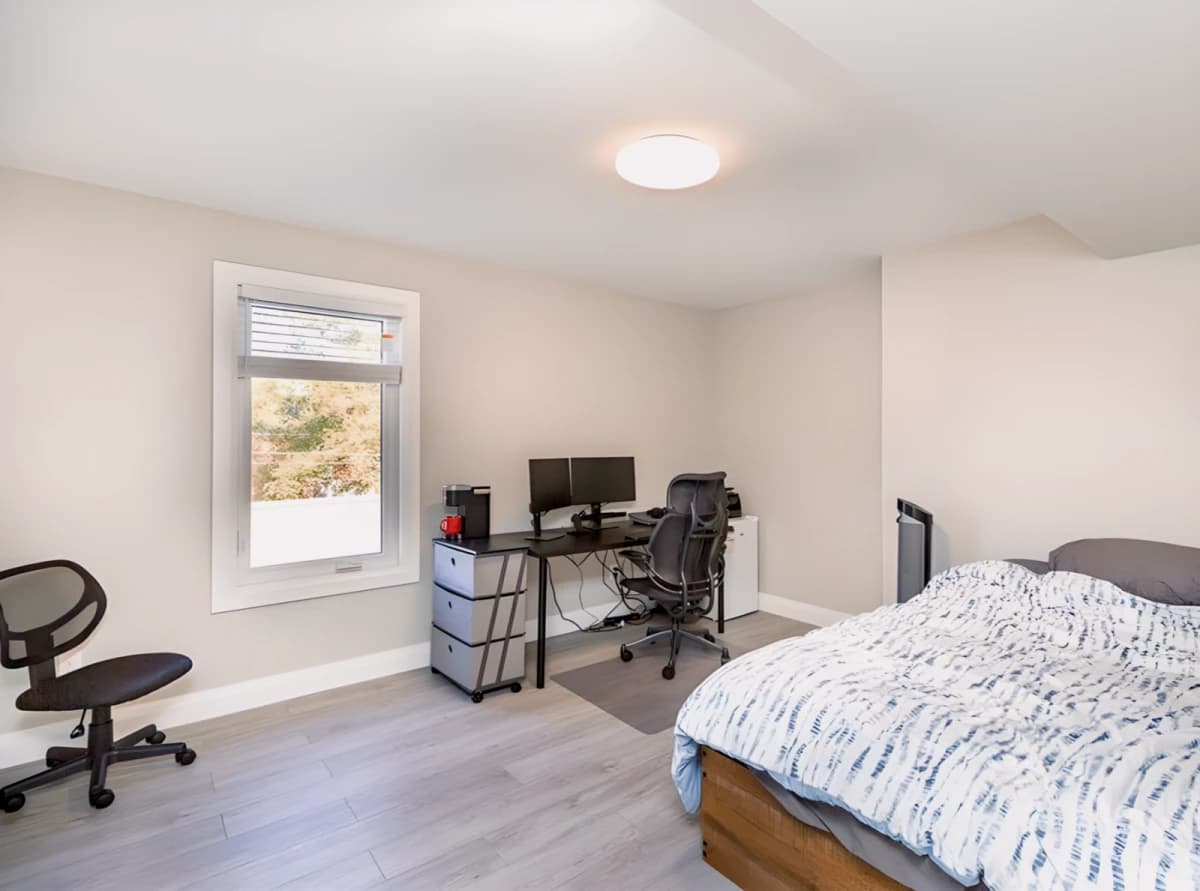 6 Bed 2 Bath- FRONT 1E
