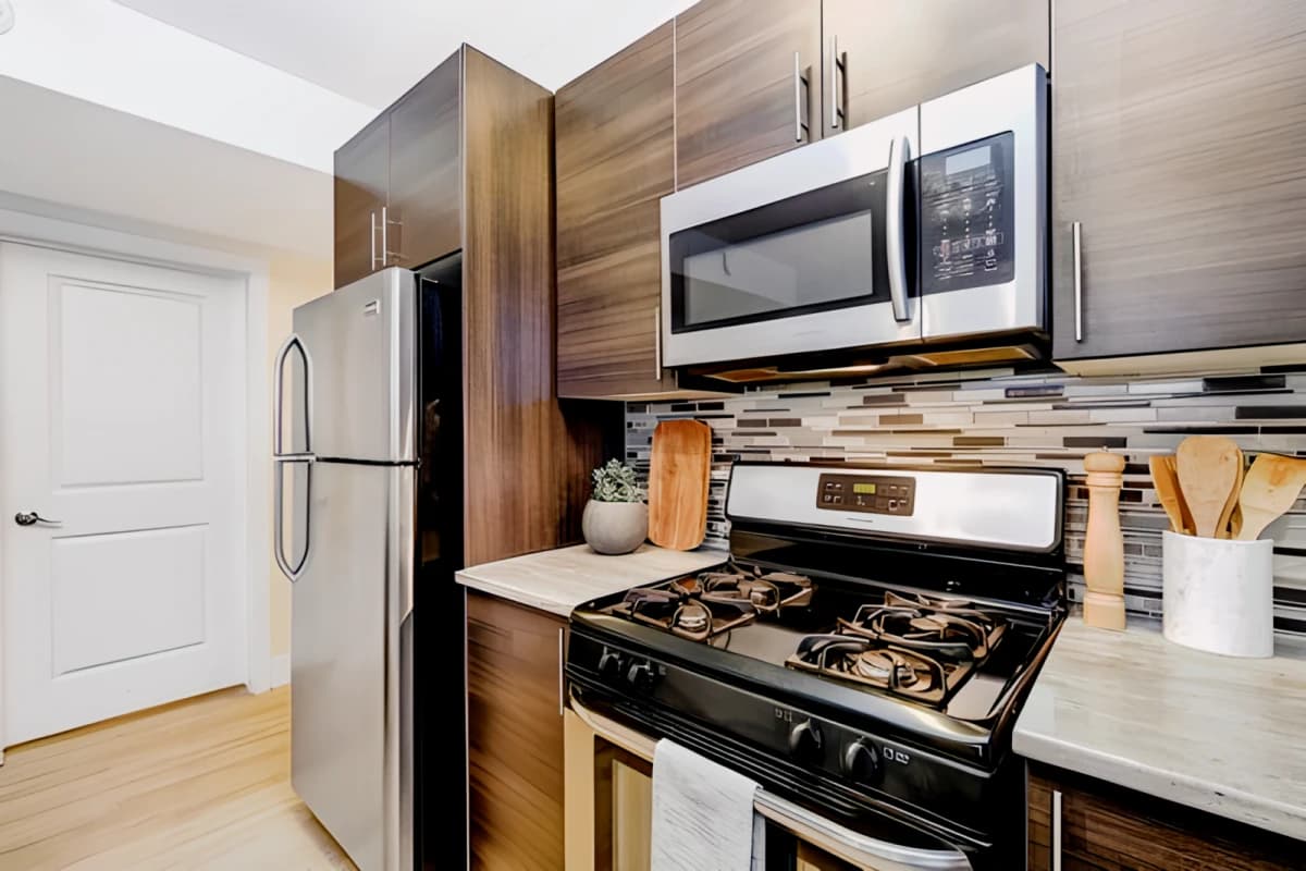 6 Bed 3 Bath- 1G-D