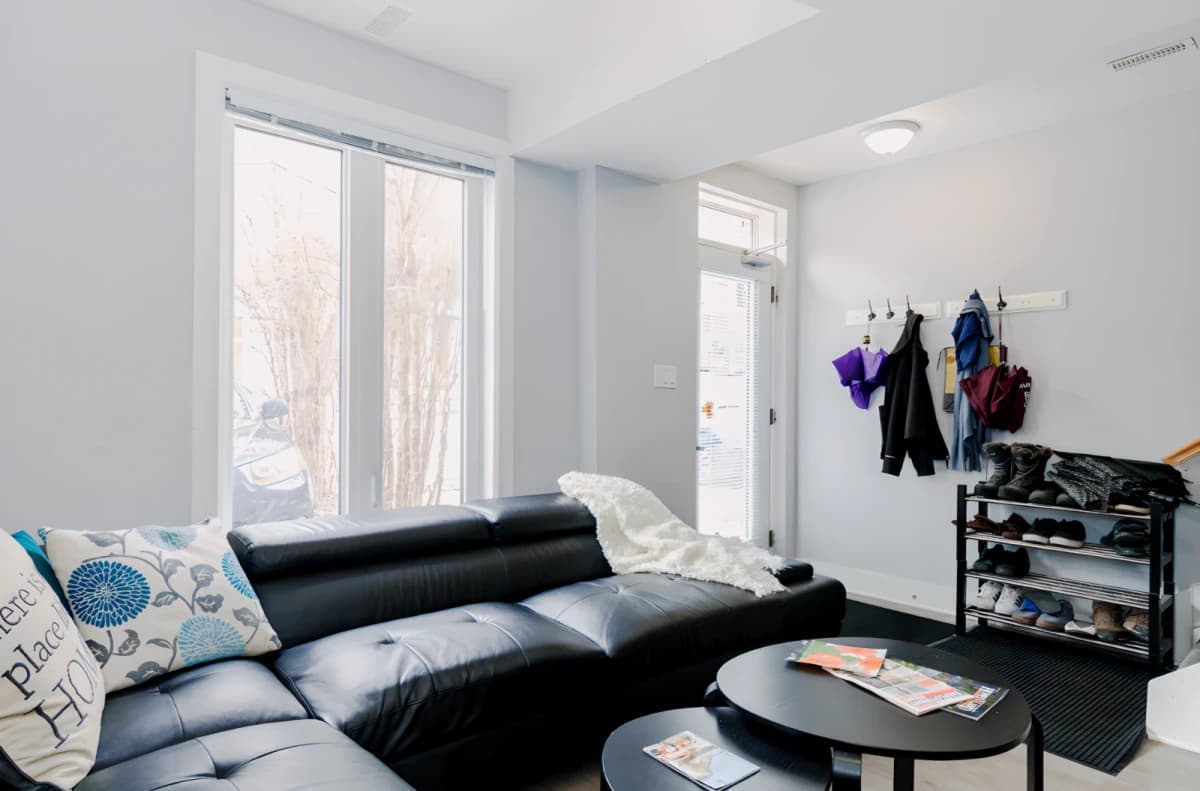 181 Henderson Unit : 1J