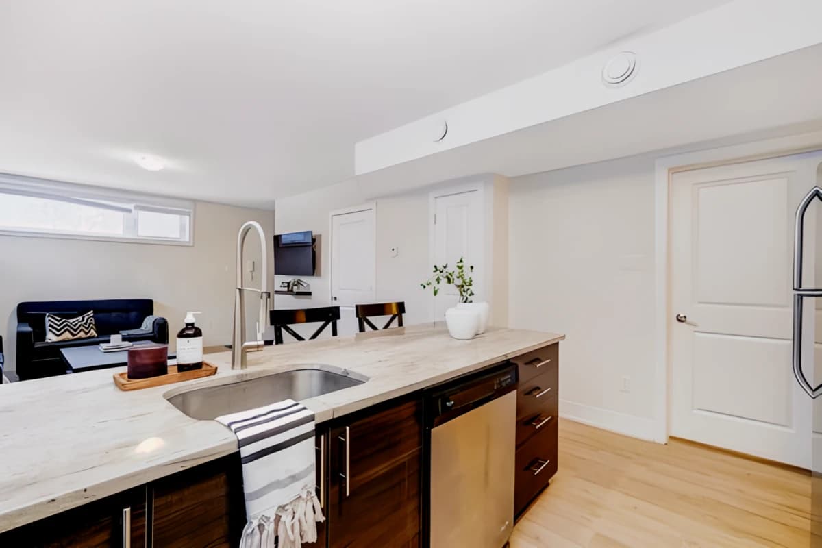 6 Bed 3 Bath- 1G-D