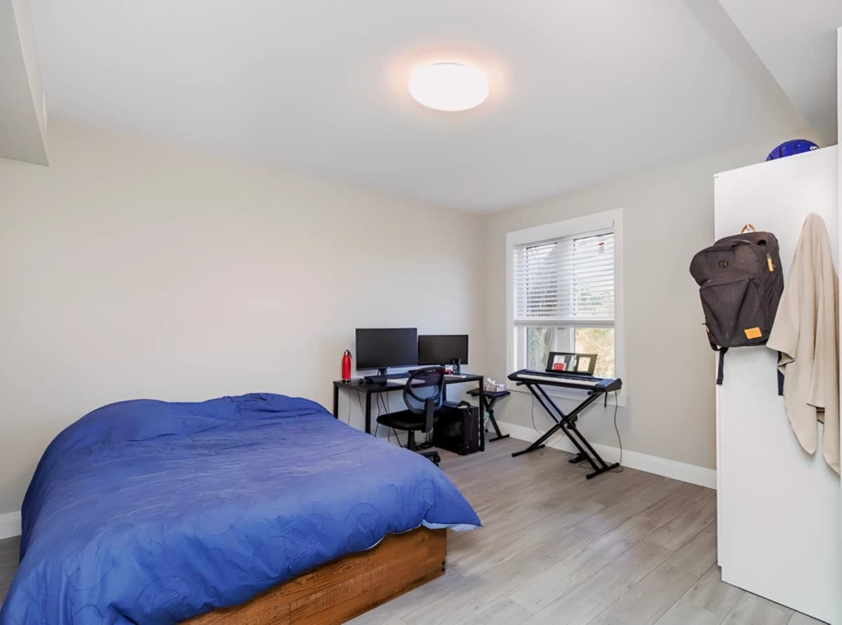 6 Bed 2 Bath- FRONT 1E
