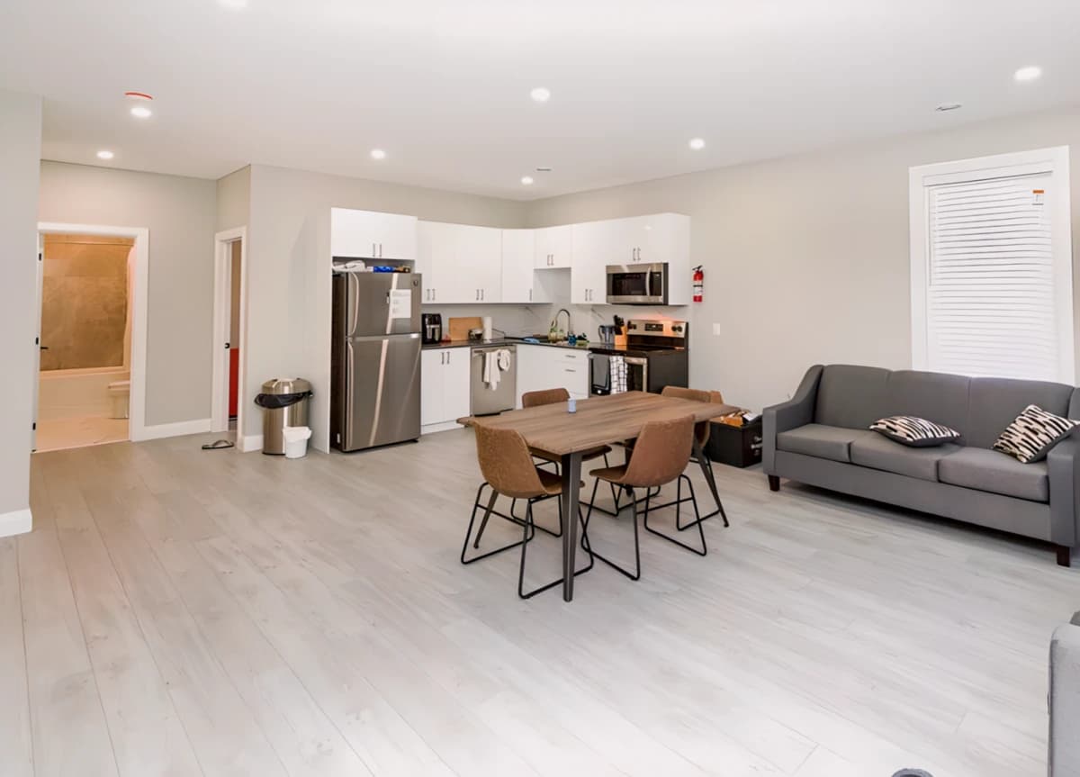 6 Bed 2 Bath- FRONT 1E