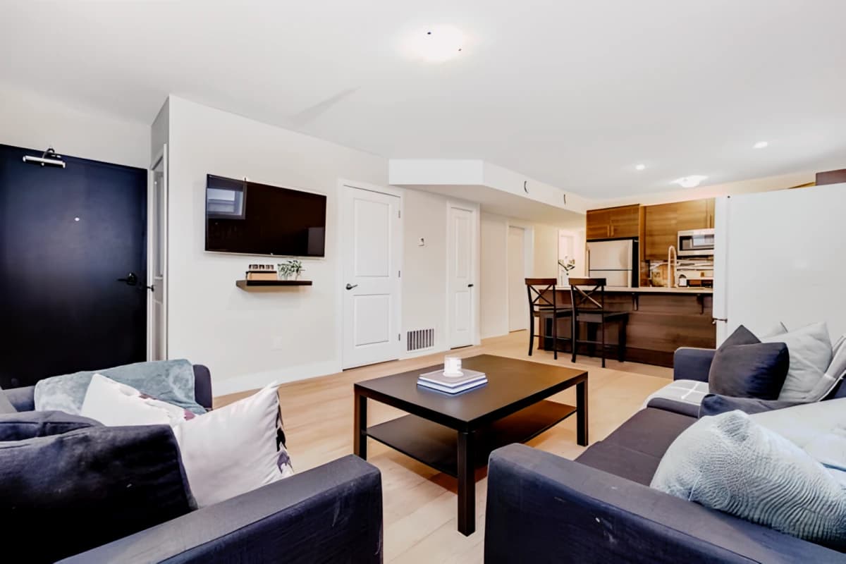 6 Bed 3 Bath- 1G-D