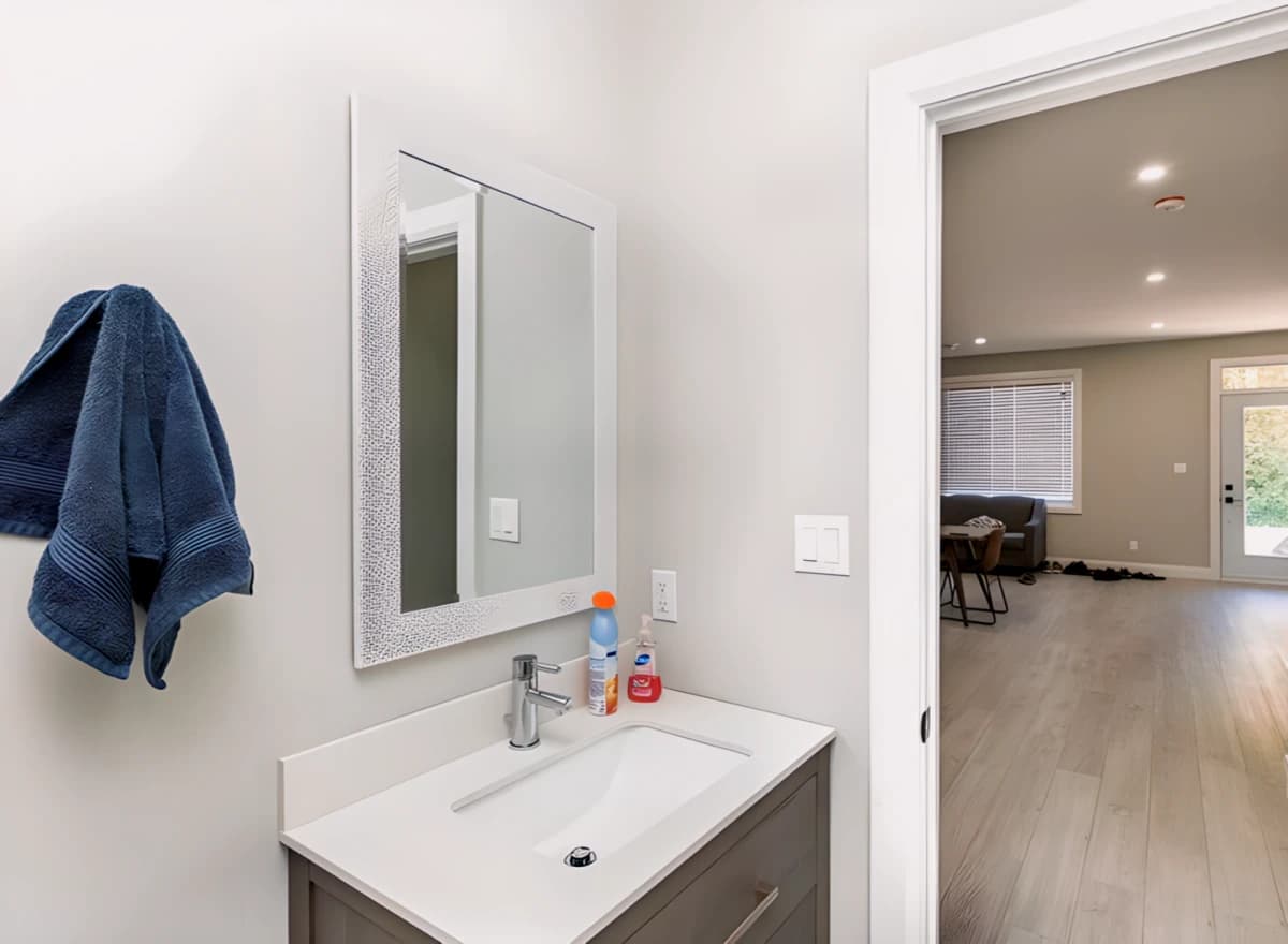 6 Bed 2 Bath- FRONT 1E