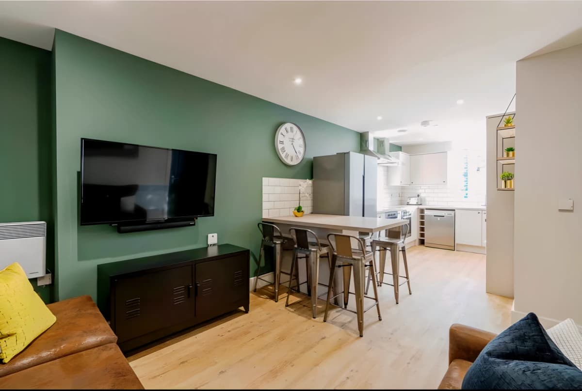 7 bedrooms 2 bathrooms