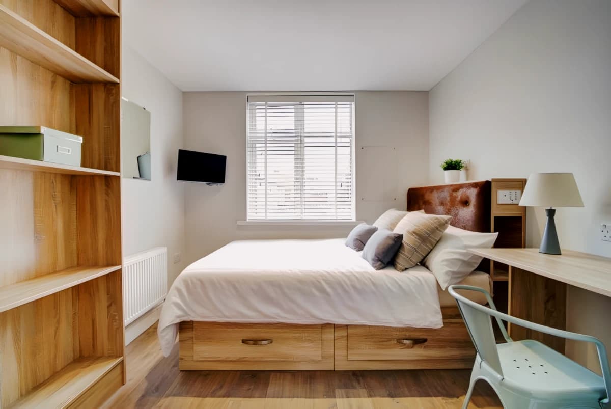 8 bedrooms 2 bathrooms