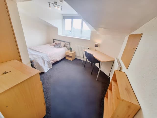 10 Bedrooms 3 bathrooms