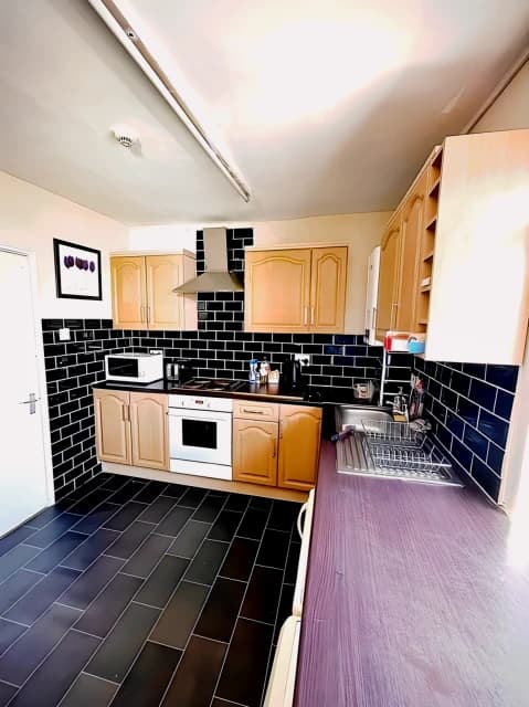 6 Bedrooms 2 bathrooms