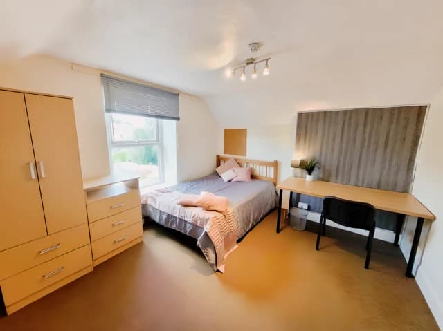 10 Bedrooms 3 bathrooms