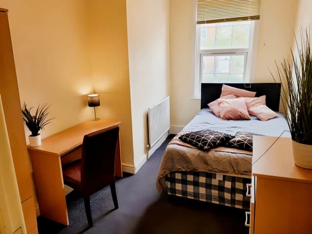 6 Bedrooms 2 bathrooms