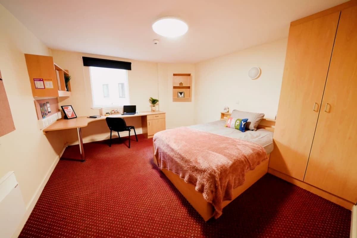 Large Double Ensuite (within a 5 bed flat)